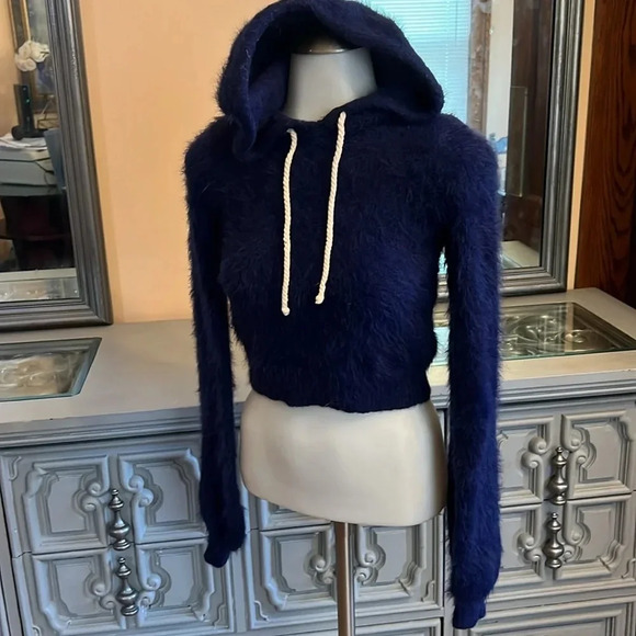 House of Harlow 1960 x REVOLVE Vaughn Eyelash Fuzzy Pullover Hoodie Deep Blue XS - Picture 7 of 11